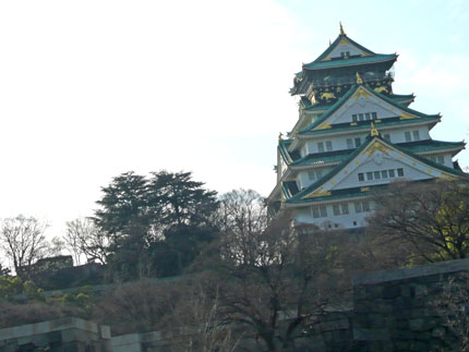 傾いている大阪城の写真